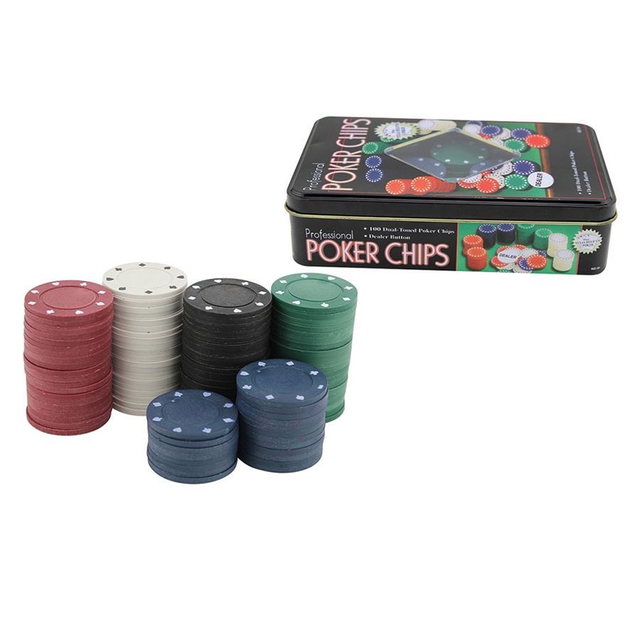 As peças de jogo coloridas de fichas de pôquer estão na mesa de